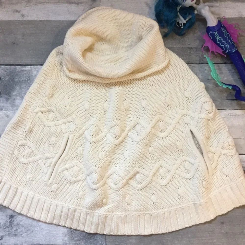 Girls old navy poncho off white size 5T